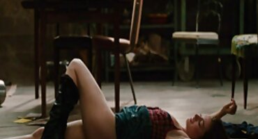 sex võ Hussar fucks silicone cô gái ở phía trước phim sex dân tộc của máy ảnh.